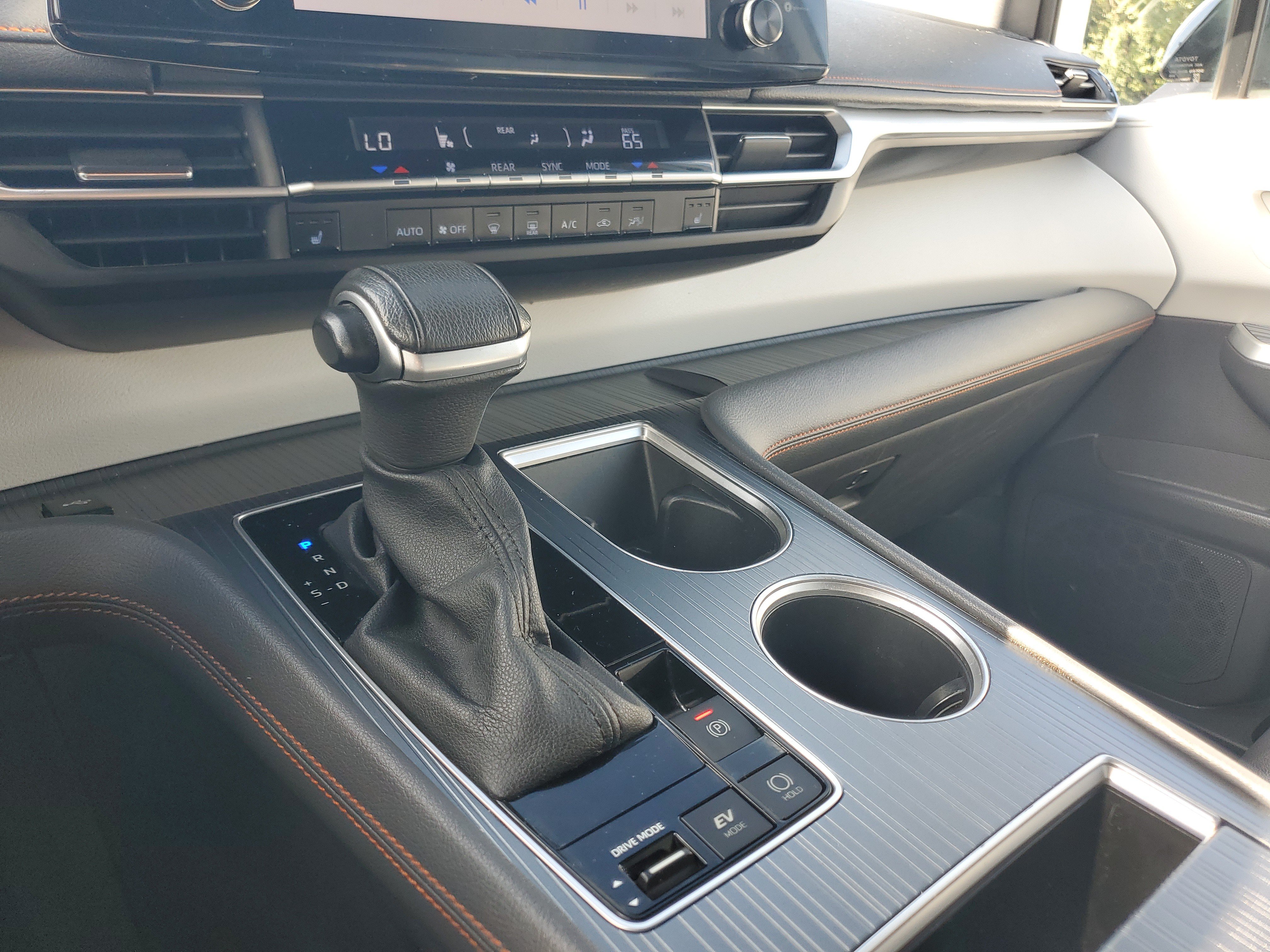 Used 2023 Toyota Sienna XSE AWD/4WD image 34