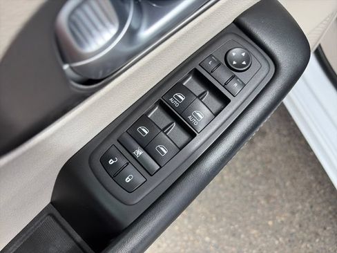 Used 2024 Chrysler Pacifica Touring-L FWD image 26