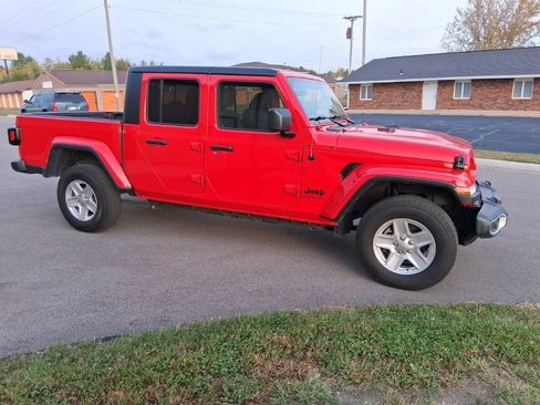 Used 2023 Jeep Gladiator Sport image 2