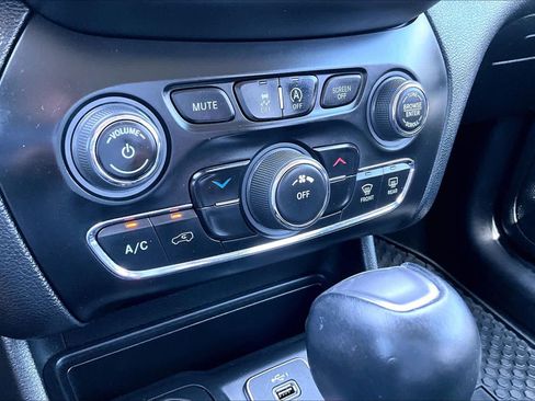 Used 2022 Jeep Cherokee Latitude AWD/4WD image 29