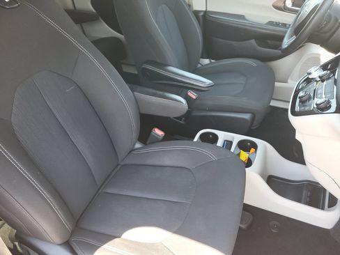 Used 2023 Chrysler Voyager LX FWD image 13