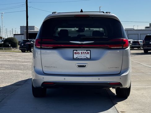 Used 2023 Chrysler Pacifica Limited image 10