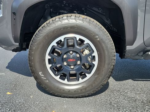 Used 2025 Toyota Tacoma TRD Off-Road AWD/4WD image 5