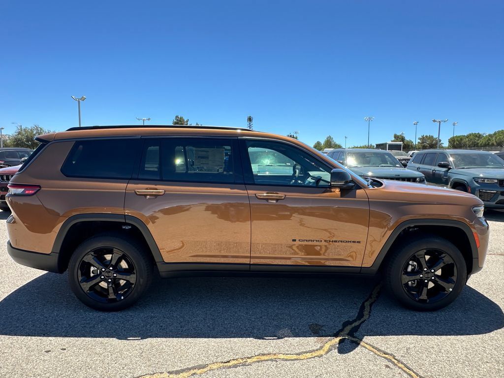 New 2026 Jeep Grand Cherokee L Limited w/ Limited Altitude Package RWD image 9