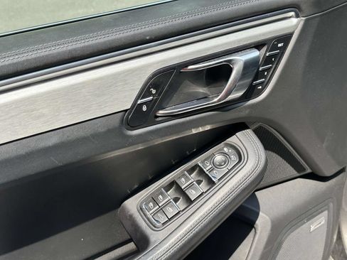 Used 2016 Porsche Macan Turbo AWD/4WD image 18