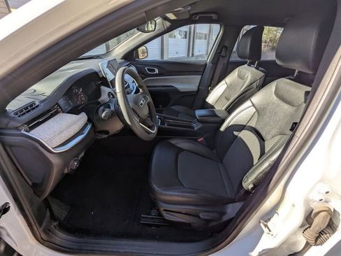 Used 2024 Jeep Compass Latitude image 9