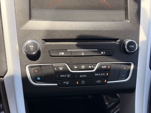 Used 2016 Ford Fusion SE FWD image 24