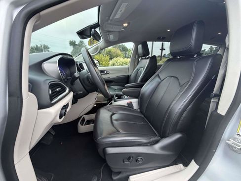 Used 2023 Chrysler Pacifica Touring-L FWD image 17