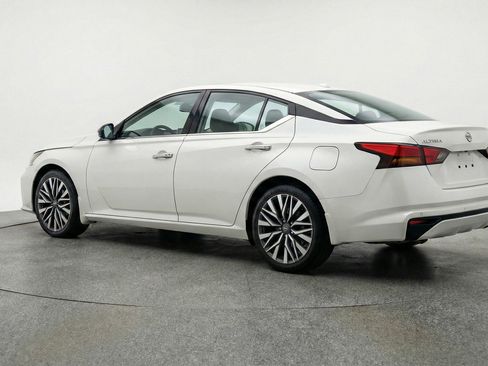 Used 2025 Nissan Altima 2.5 SV FWD image 6