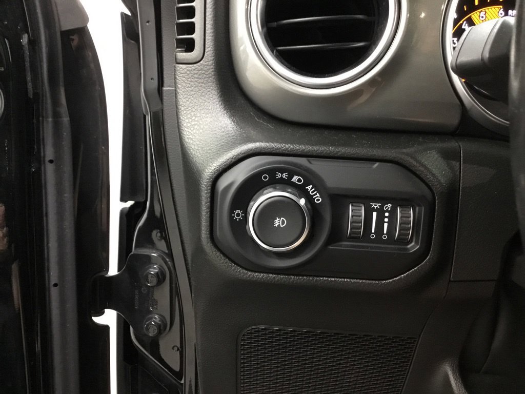 Used 2022 Jeep Wrangler Unlimited Sahara w/ Cold Weather Group AWD/4WD image 13