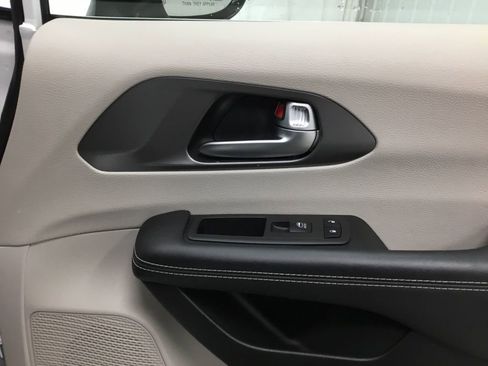 Used 2023 Chrysler Pacifica Touring-L image 20