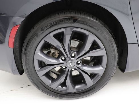 Used 2020 Chrysler Pacifica Touring-L w/ Advanced Safetytec Group image 10