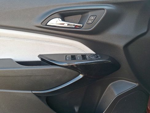 Used 2025 Chevrolet Trax LT FWD image 13