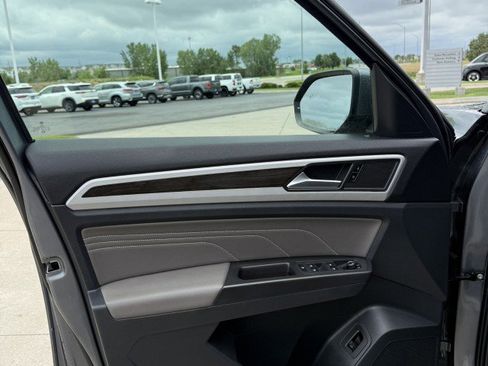 Certified 2022 Volkswagen Atlas SE image 9