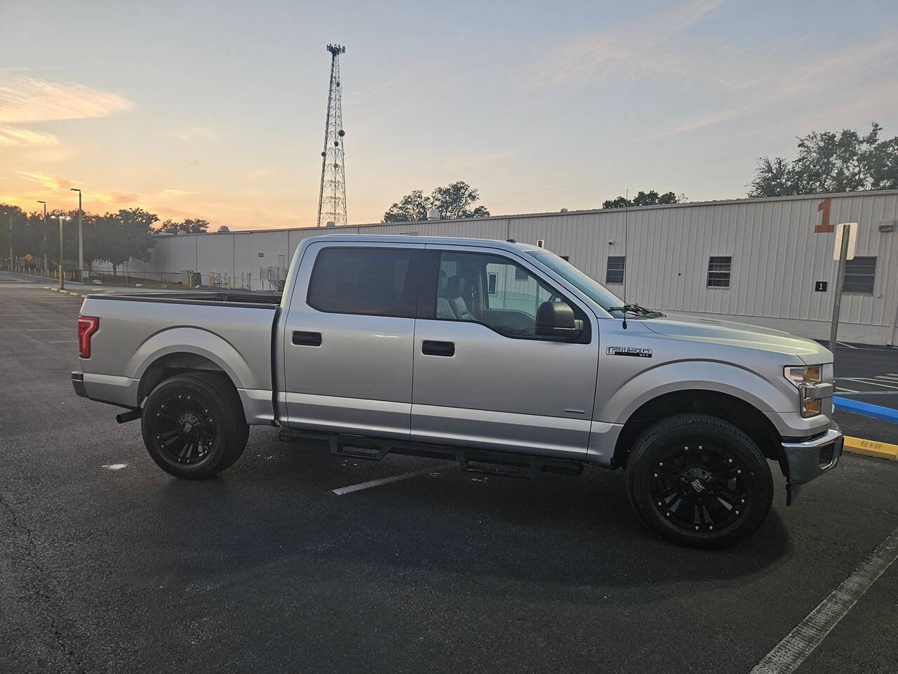 Used 2017 Ford F150 XLT RWD image 4