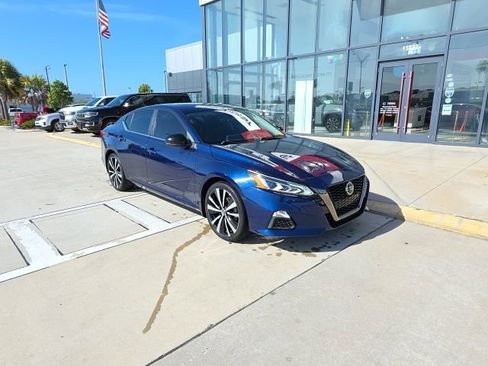 Used 2021 Nissan Altima 2.5 SR w/ SR Premium Package image 2