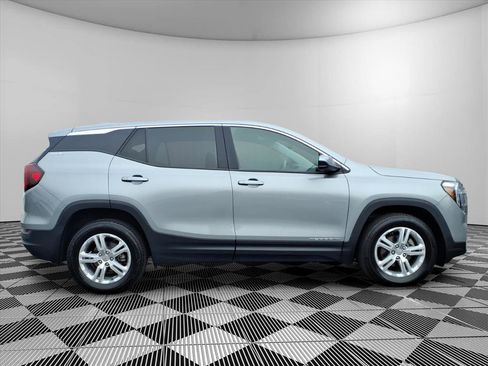 Used 2024 GMC Terrain SLE image 9