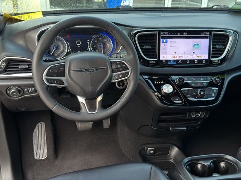 Used 2025 Chrysler Pacifica Select FWD image 12