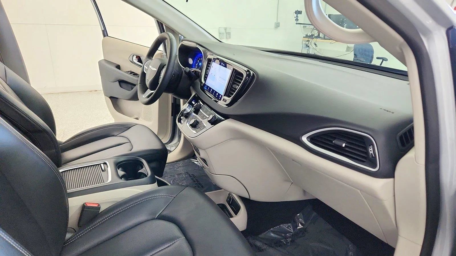 Used 2024 Chrysler Pacifica Touring-L FWD image 30
