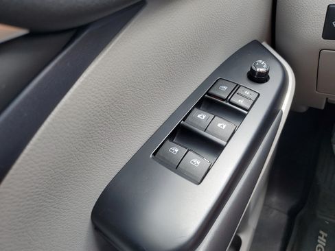 Used 2019 Toyota Highlander Plus FWD image 23