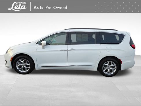 Used 2017 Chrysler Pacifica Touring-L w/ Tire & Wheel Group image 4
