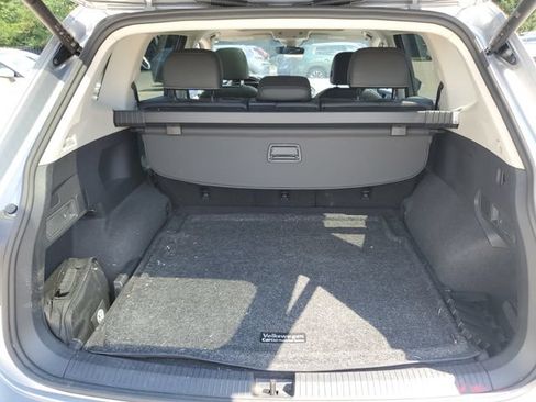Certified 2024 Volkswagen Tiguan SE w/ Panoramic Sunroof Package AWD/4WD image 9