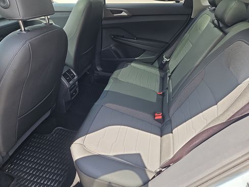 Certified 2025 Volkswagen Taos SE AWD/4WD image 32