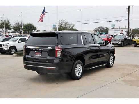 Used 2024 Chevrolet Suburban LT image 4