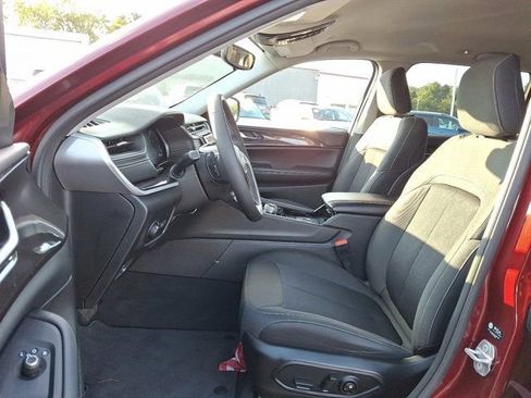 Used 2023 Jeep Grand Cherokee Laredo image 17