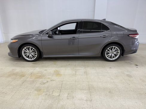 Used 2020 Toyota Camry XLE image 2