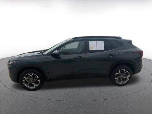 Used 2025 Chevrolet Trax LT image 9