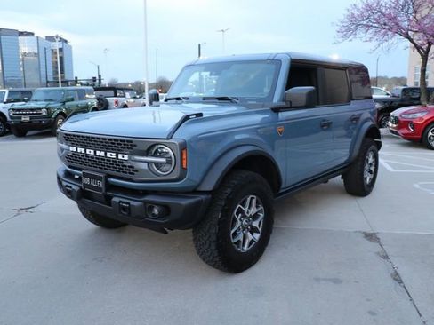 Used 2025 Ford Bronco Badlands AWD/4WD image 2