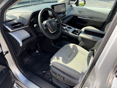 Used 2025 Toyota Sienna XLE FWD image 10