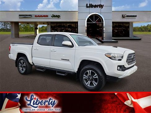 Used 2019 Toyota Tacoma TRD Sport image 1