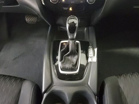 Used 2019 Nissan Rogue SV image 19