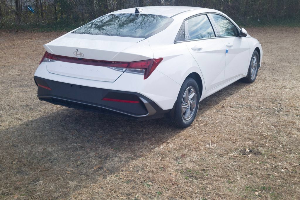 New 2026 Hyundai Elantra SE FWD image 5