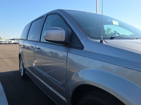 Used 2016 Dodge Grand Caravan SXT image 5