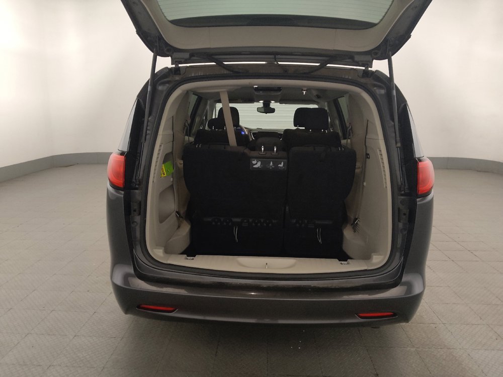 Used 2017 Chrysler Pacifica Touring FWD image 29