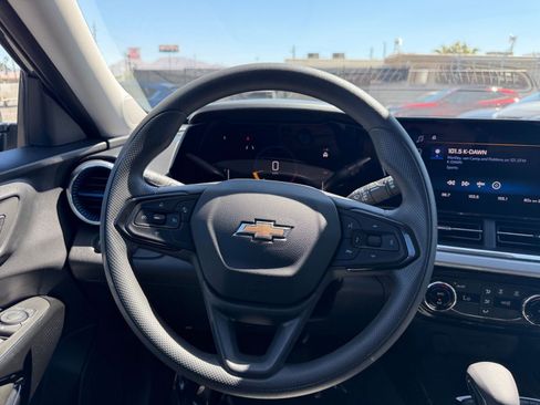 Used 2025 Chevrolet Trax LT image 33