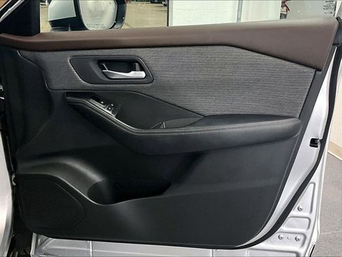 Used 2023 Nissan Rogue SV image 12