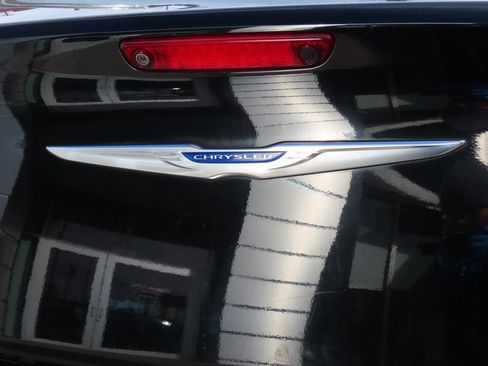 Used 2019 Chrysler 300 Touring L w/ Quick Order Package 22F image 17