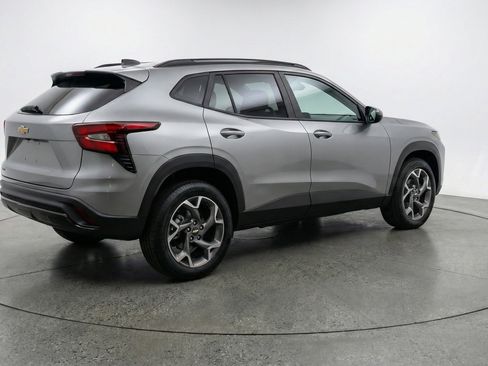 Used 2025 Chevrolet Trax LT FWD image 9