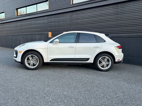 Certified 2025 Porsche Macan image 2