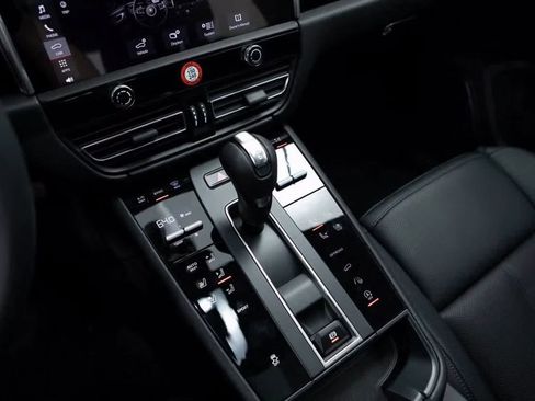 Certified 2025 Porsche Macan image 16