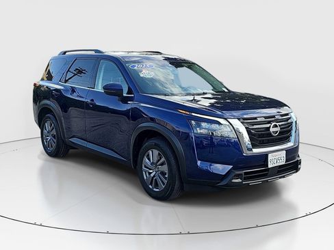 Used 2025 Nissan Pathfinder SV FWD image 3