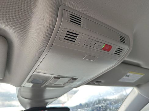 Used 2025 Volkswagen Taos SE image 33