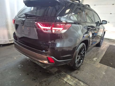 Used 2019 Toyota Highlander SE w/ Nightshade Edition AWD/4WD image 3