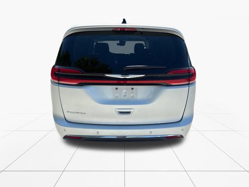 Used 2024 Chrysler Pacifica Touring-L FWD image 7