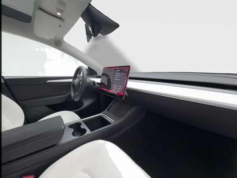 Used 2024 Tesla Model Y 2WD image 31