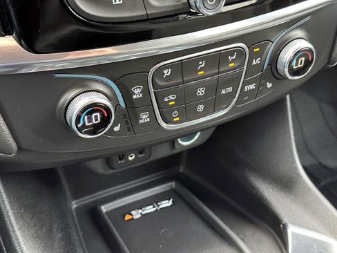 Used 2023 Chevrolet Traverse LT image 24